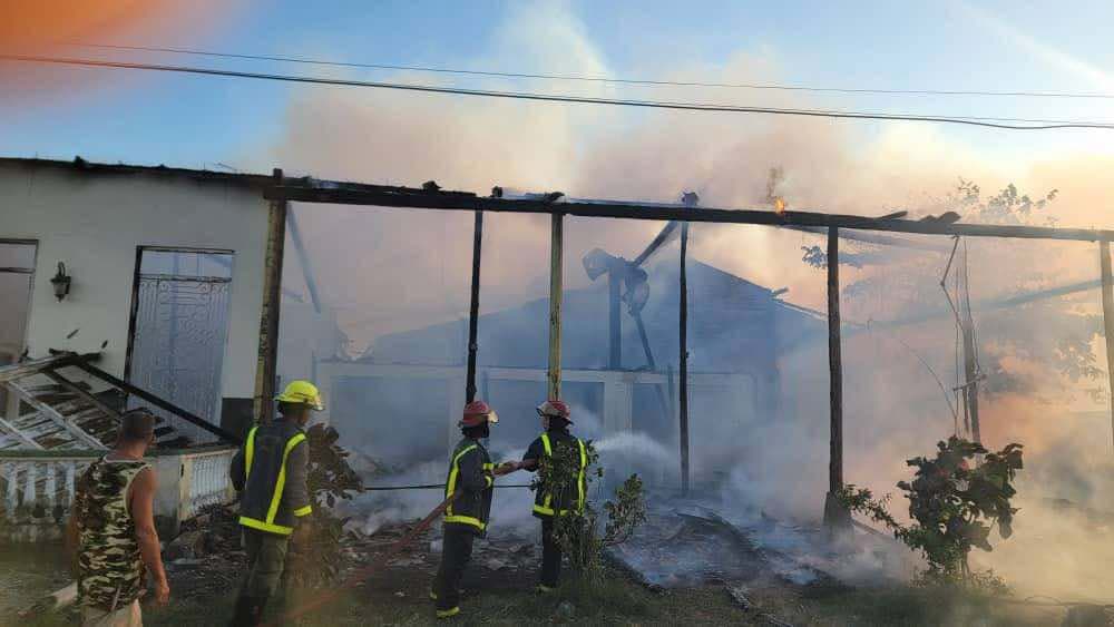 Incendio devasta varias viviendas en Placetas