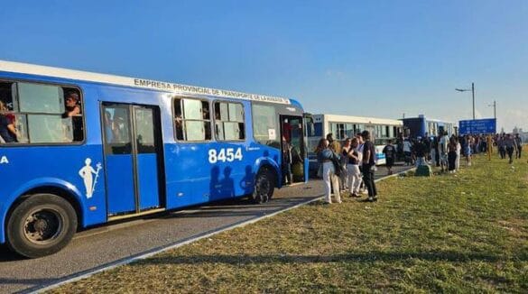 f0056706 Feria Internacional del Libro impacta el Transporte urbano en La Habana