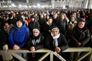 Continúa el Papa Francisco en estado crítico pero estable