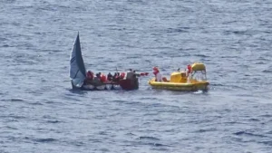 crucero rescata a 11 personas a la deriva
