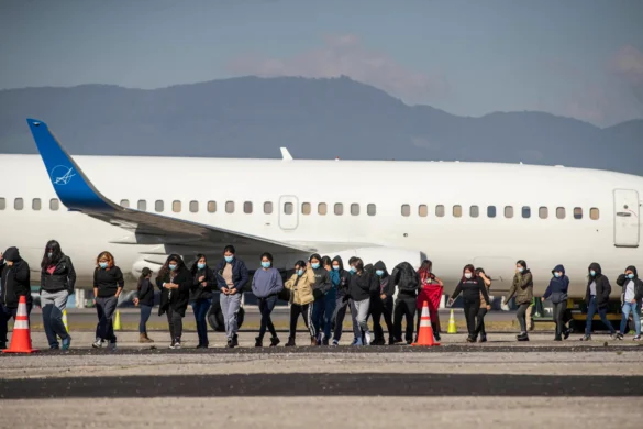 Aterriza en La Habana primer vuelo con 104 migrantes cubanos irregulares
