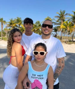 Jacob Forever celebra la vida junto a sus hijos.