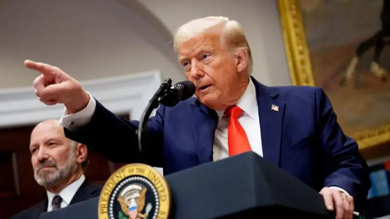 Trump anuncia entrada en vigor de aranceles a productos de México y Canadá