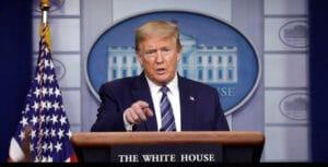 Trump Pausa Solicitudes de Residencia Permanente y Revoca el Parole Humanitario