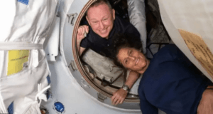 Finalmente llegan a la Tierra astronautas que estuvieron varados 9 meses en el espacio