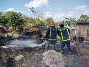 Incendio deja 1 herido y 2 viviendas destruidas en Santa Clara