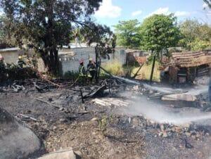 Incendio deja 1 herido y 2 viviendas destruidas en Santa Clara