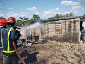 Incendio deja 1 herido y 2 viviendas destruidas en Santa Clara