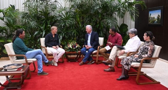 Kevin Costner se reúne con el presidente cubano
