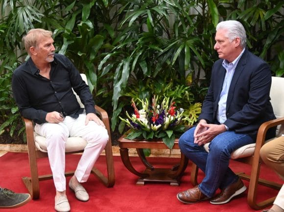 Kevin Costner se reúne con Miguel Díaz Canel