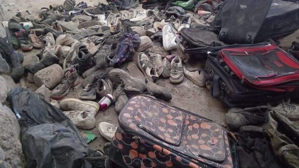 Maletas y zapatos encontrados por el colectivo Guerrero Unidos de Jalisco en Teuchitlán México continúa bajo el hallazgo de fosas comunes