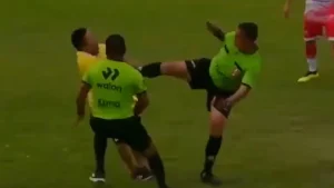 árbitro patea a miembro del cuerpo técnico