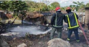 Incendio deja 1 herido y 2 viviendas destruidas en Santa Clara
