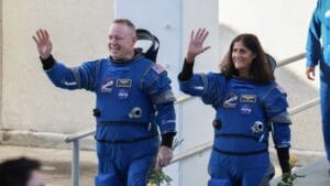 Finalmente llegan a la Tierra astronautas que estuvieron varados 9 meses en el espacio