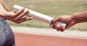 Insólito: corredora golpea a otra con barra de metal en competencia de atletismo