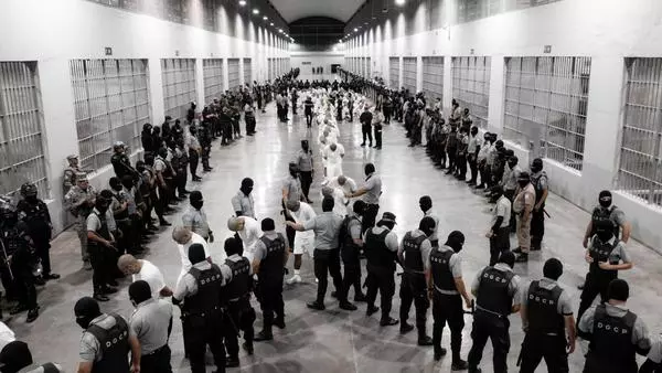 Deportados a El Salvador solo por sus tatuajes