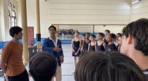 El bailarín cubano Carlos Acosta de visita en la Escuela nacional de Ballet Fernando Alonso