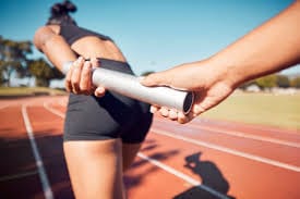 Insólito: corredora golpea a otra con barra de metal en competencia de atletismo