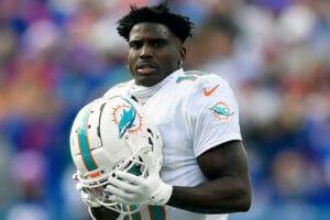 Policía acude a la casa de Tyreek Hill tras incidente en balcón con su hija