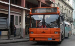 Arrestan a joven que vandalizó el ómnibus P9 en La Habana.
