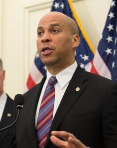 Senador Cory Booker pronuncia discurso récord de más de 25 horas, desafiando a Trump