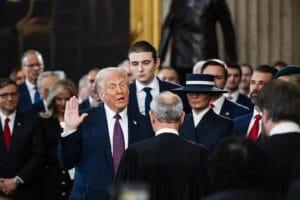 Trump ofrece estipendio a inmigrantes que se autodeporten
