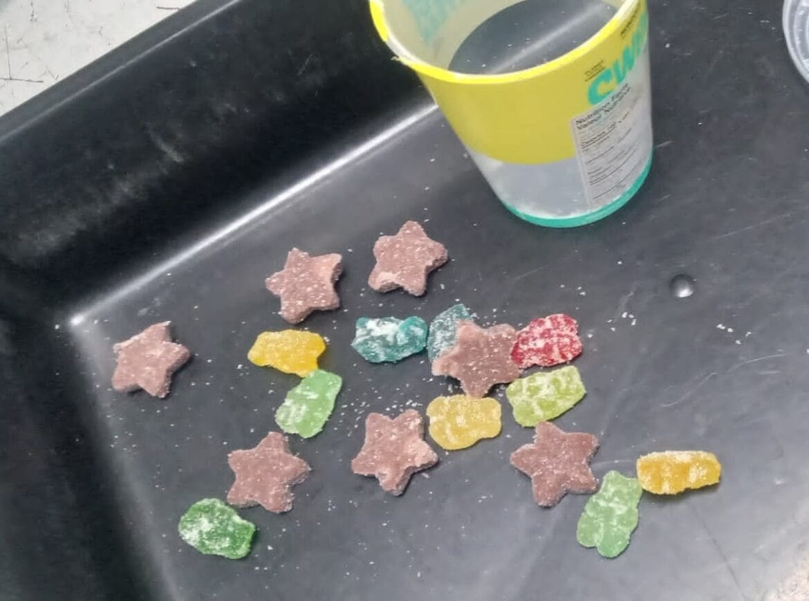 Aduana frustra nuevo modo de introducir droga al país a través de 3 variantes: gominolas, chocolates y cigarrillos electrónicos