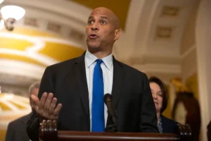 Senador Cory Booker pronuncia discurso récord de más de 25 horas, desafiando a Trump