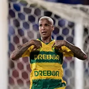 Auténtico surrealismo en el fútbol: Deyverson lesiona a su compañero durante el festejo de un gol que luego fue anulado por el VAR