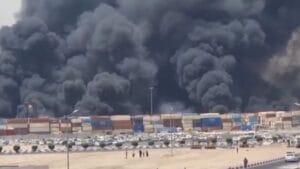 Explosión terrorífica en puerto de Irán desata el caos y deja al menos 8 muertos y más de 750 heridos