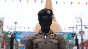 nuevo robot policía que patrulla en Tailandia