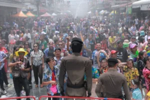 nuevo robot policía que patrulla en Tailandia