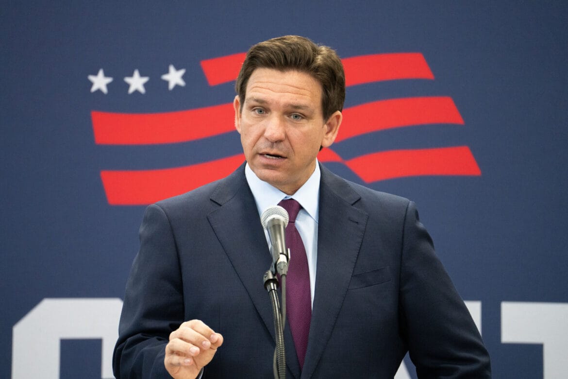 DeSantis solicita que militares deporten a emigrantes y policías de carretera realicen redadas