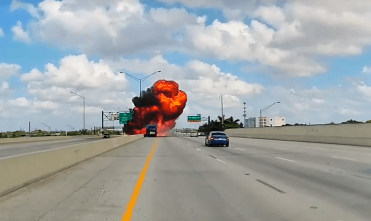 Impactante accidente de camión cisterna en Broward provoca un gran incendio en la I-595