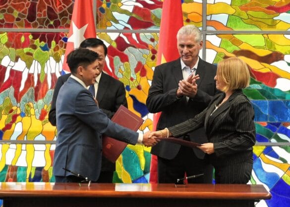 firma-acuerdo-empresa-mixta Cuba y Vietnam crean empresa mixta para la producción de medicamentos