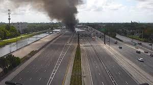 Impactante accidente de camión cisterna en Broward provoca un gran incendio en la I-595