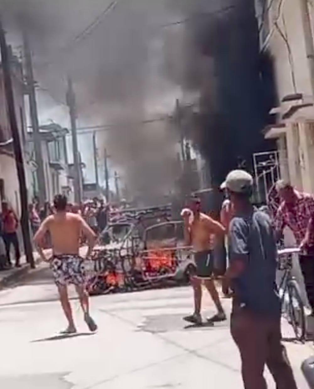 Combustión de un triciclo eléctrico desata caos en Las Tunas