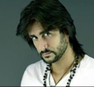 Melendi ondea bandera cubana y grita “¡Viva mi Cuba libre!” en concierto por sus 20 años de carrera.