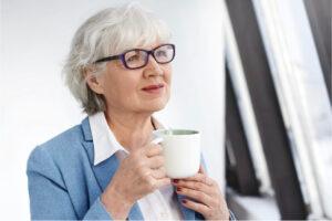 Beneficios del café para un envejecimiento femenino saludable.