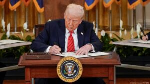 Trump firma nuevo memorando que restablece política dura y prohíbe el turismo de Estados Unidos a Cuba