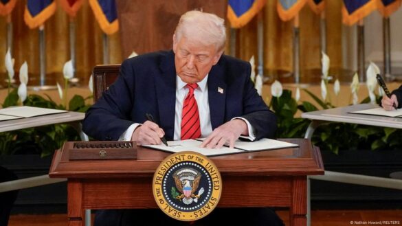 Trump firma nuevo memorando que restablece política dura y prohíbe el turismo de Estados Unidos a Cuba