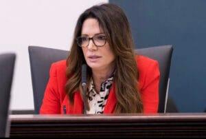 Senadora estatal rompe con Trump por redadas migratorias: “Esto es inaceptable e inhumano”.