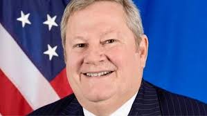 Embajador Mike Hammer enfrenta “acto de repudio” en lanchita de Regla