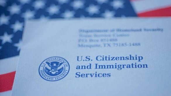 GettyImages-1251559190 USCIS anuncia cambios en la vigencia del examen médico del Formulario I-693