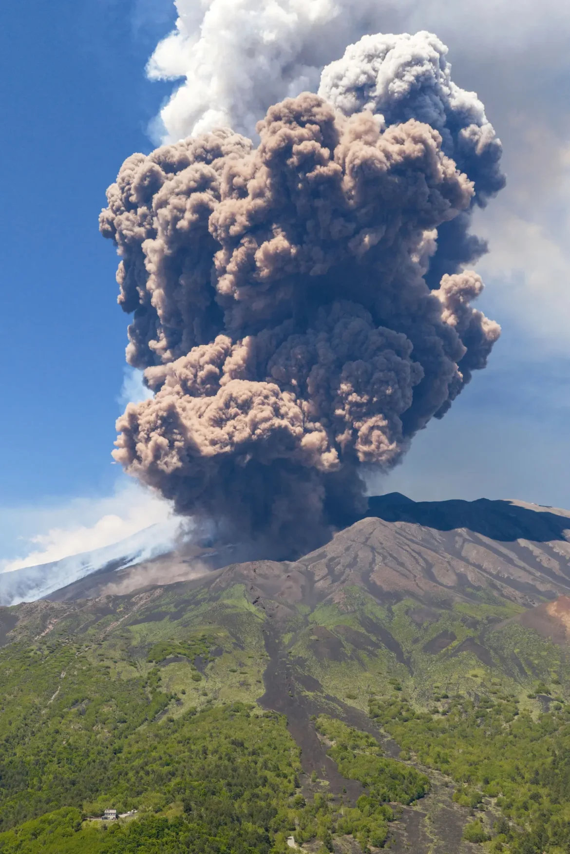 Impactante erupción del volcán Etna en Sicilia