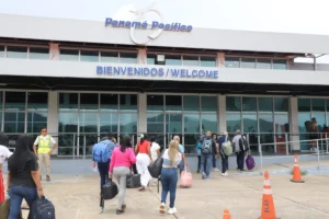 Cubana es detenida con más de 10 mil dólares en aeropuerto de Panamá