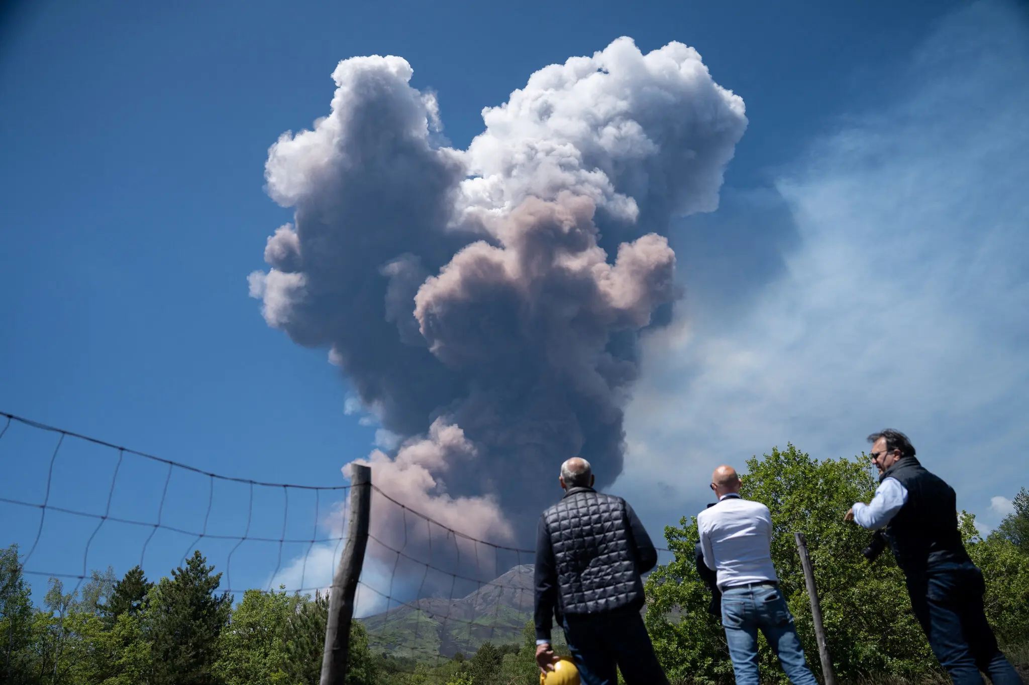 Impactante erupción del volcán Etna en Sicilia
