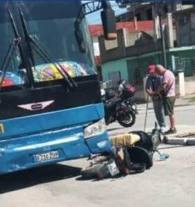 Lesionado con múltiples fracturas en accidente en Bayamo por ignorar señal de PARE