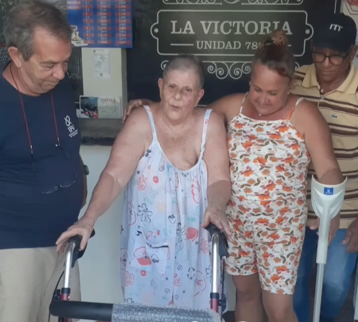 Sorprenden a la legendaria actriz cubana Miriam Mier con un andador en La Habana