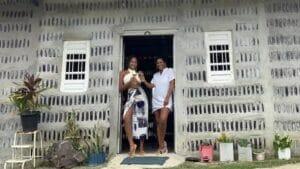 Construyen casa con 8.000 botellas de vidrio en dos años